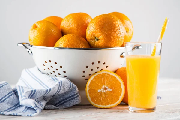 Färska apelsiner i ett durkslag — Stockfoto