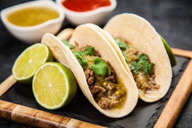 sığır eti ile Meksika tacos