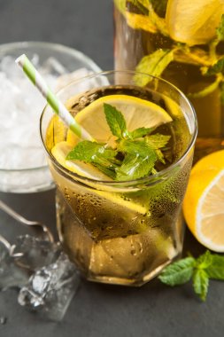 Limonlu ve naneli buzlu çay.