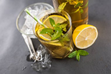 Limonlu ve naneli buzlu çay.