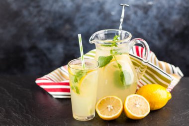 Bir kavanoz limonata.