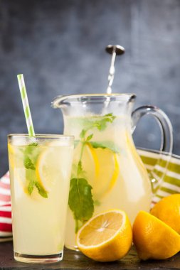 Bir kavanoz limonata.