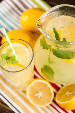 Bir kavanoz limonata.