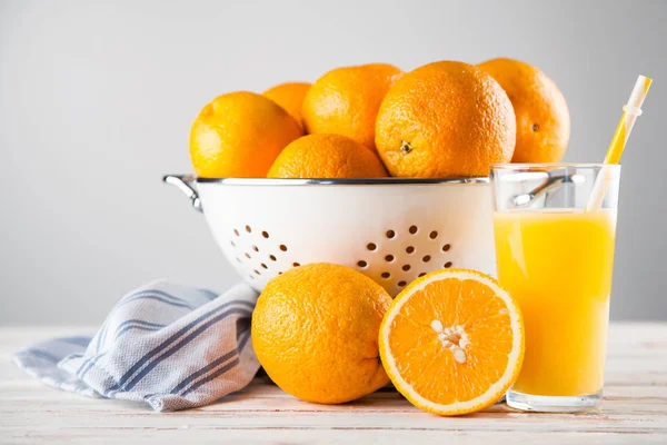 소 쿠리에 신선한 오렌지 — 스톡 사진