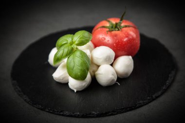 domates fesleğen ve mozzarella