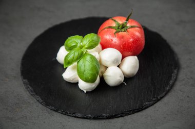 domates fesleğen ve mozzarella