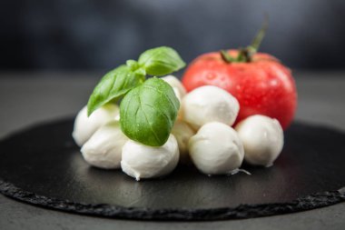 domates fesleğen ve mozzarella