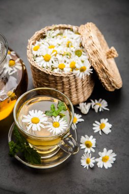 Bir fincan papatya çayı.