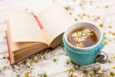 Bir fincan papatya çayı.