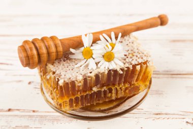 Beyaz üzerine bal peteği