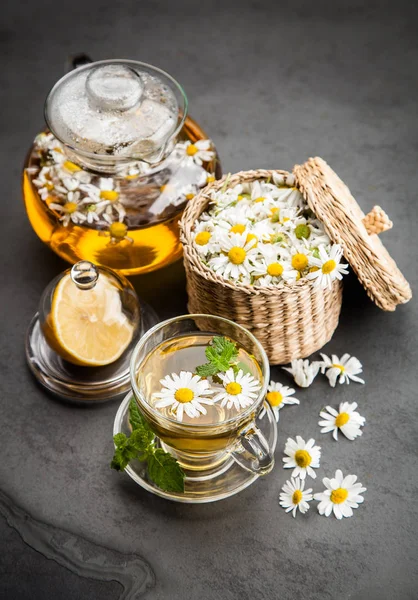 Bir fincan papatya çayı.