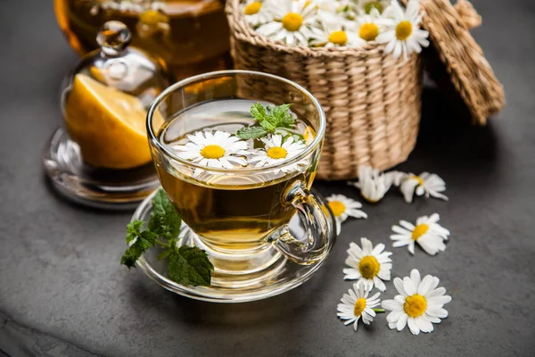 Bir fincan papatya çayı.