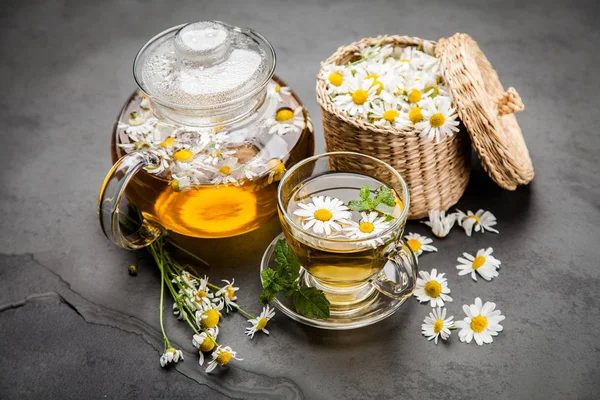 Taza de té de manzanilla — Foto de Stock