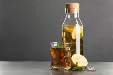 Limonlu ve naneli buzlu çay.