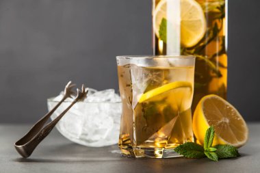 Limonlu ve naneli buzlu çay.