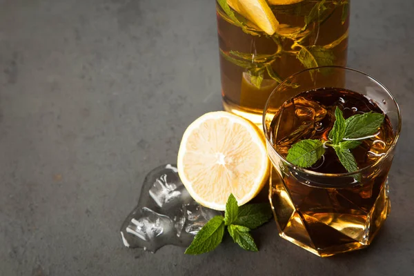 Ice tea with lemon and mint — Stock Photo, Image