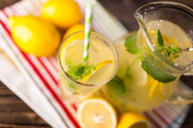 Bir kavanoz limonata.