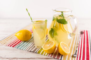 Bir kavanoz limonata.