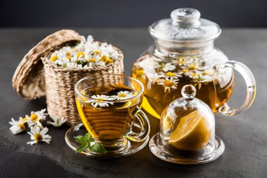 Bir fincan papatya çayı.