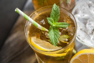 Limonlu ve naneli buzlu çay.