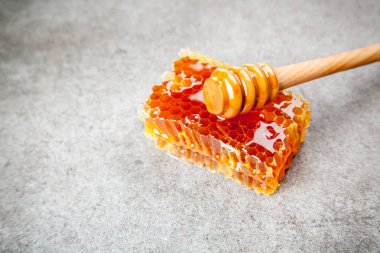 Gri arka plan üzerinde petek