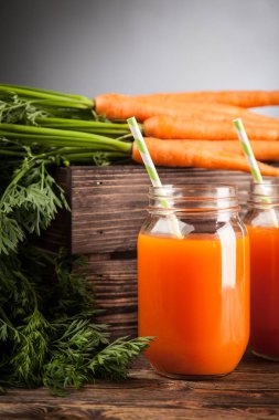 Taze organik havuç suyu