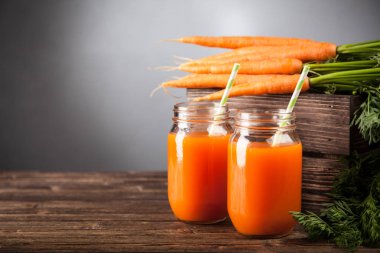 Taze organik havuç suyu