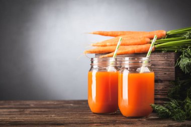 Taze organik havuç suyu