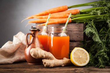 Taze organik havuç suyu