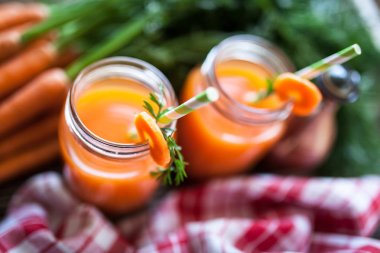 Taze organik havuç suyu