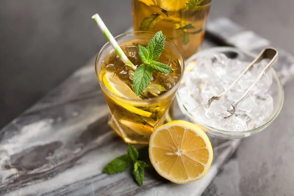 Limonlu ve naneli buzlu çay.