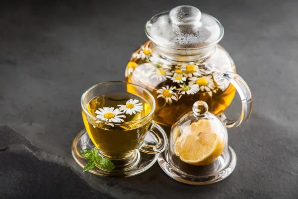 Taza de té de manzanilla —  Fotos de Stock