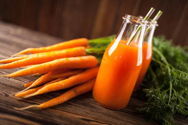 Taze organik havuç suyu