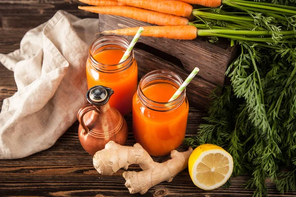 Taze organik havuç suyu