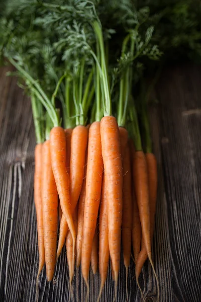 Морковь на деревянном столе — стоковое фото