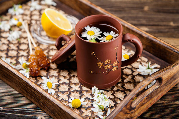 Чашка ромашкового чая
