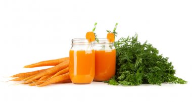 Taze organik havuç suyu