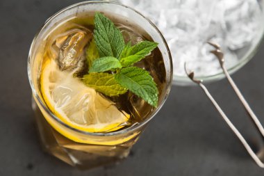 Limonlu ve naneli buzlu çay.