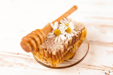 Beyaz üzerine bal peteği