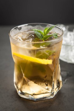 Limonlu ve naneli buzlu çay.