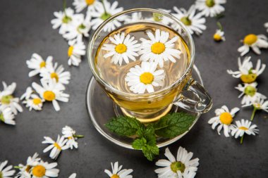 Bir fincan papatya çayı.