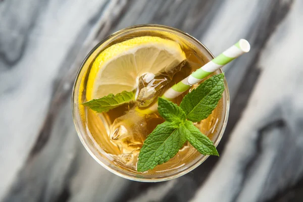 Limonlu ve naneli buzlu çay.