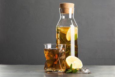 Limonlu ve naneli buzlu çay.