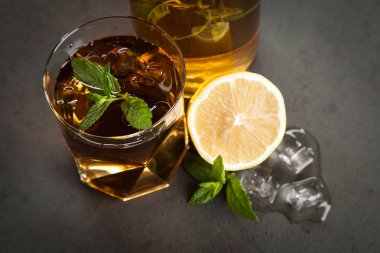 Limonlu ve naneli buzlu çay.