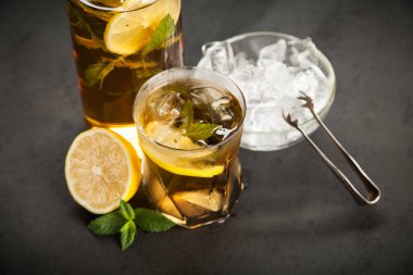 Limonlu ve naneli buzlu çay.