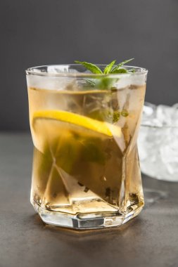 Limonlu ve naneli buzlu çay.