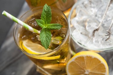 Limonlu ve naneli buzlu çay.