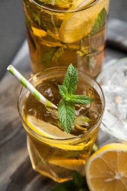 Limonlu ve naneli buzlu çay.