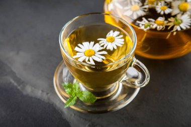 Bir fincan papatya çayı.