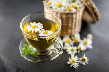 Bir fincan papatya çayı.